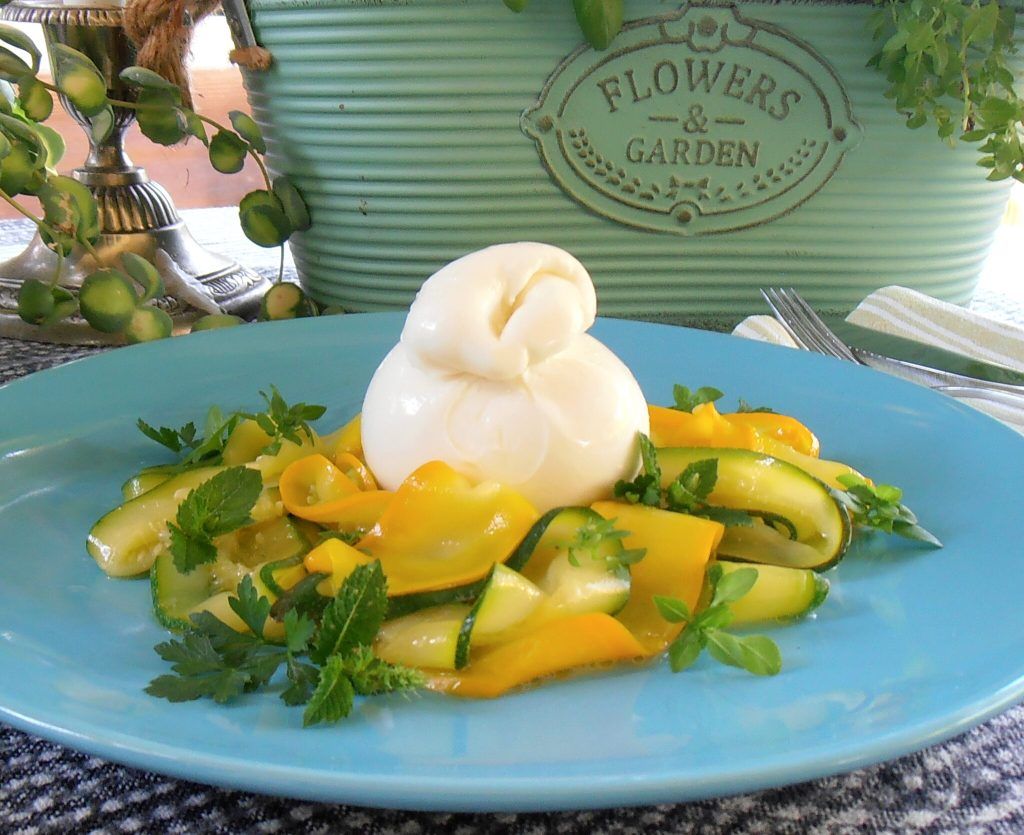 Marinierte Zucchini mit Burrata