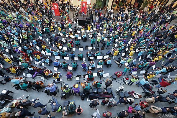 Hunderte musizieren in deutschem Einkaufszentrum