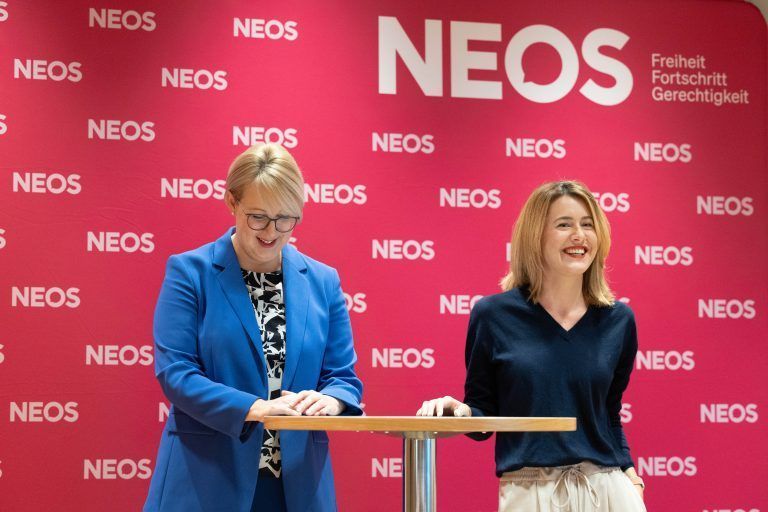 Claudia Gamon (r.) wird im Jänner 2023 vorausichtlich Sabine Scheffknecht (l.) als Landessprecherin nachfolgfen. <span class="copyright">Hartinger</span>