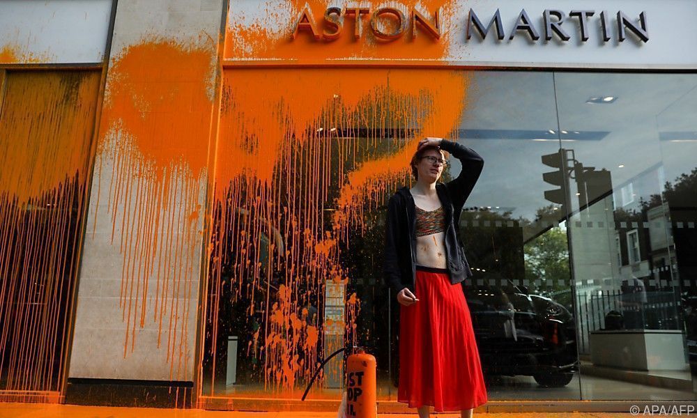 Umweltaktivisten besprühten Lokal von Aston Martin in London