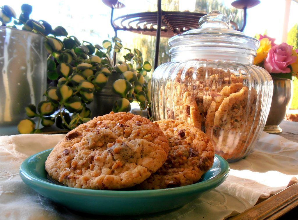 Schokocookies mit Nusskrokant und Zimt