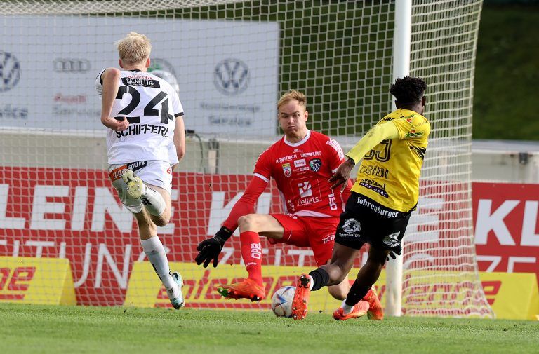 In dieser Situation konnte der Youngstar Alexis Tibidi Wolfsberg-Goalie Hendrik Bonmann bezwingen und zum 2:3 punkten. <span class="copyright">GEPA/Oberlaender</span><br>