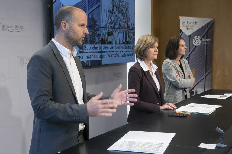 Landesrat Marco Tittler, Landesstatthalterin Barbara Schöbi-Fink und Andrea Längle von Längle Pulverbeschichtung. <span class="copyright">D.Mathis/Land Vorarlberg</span>