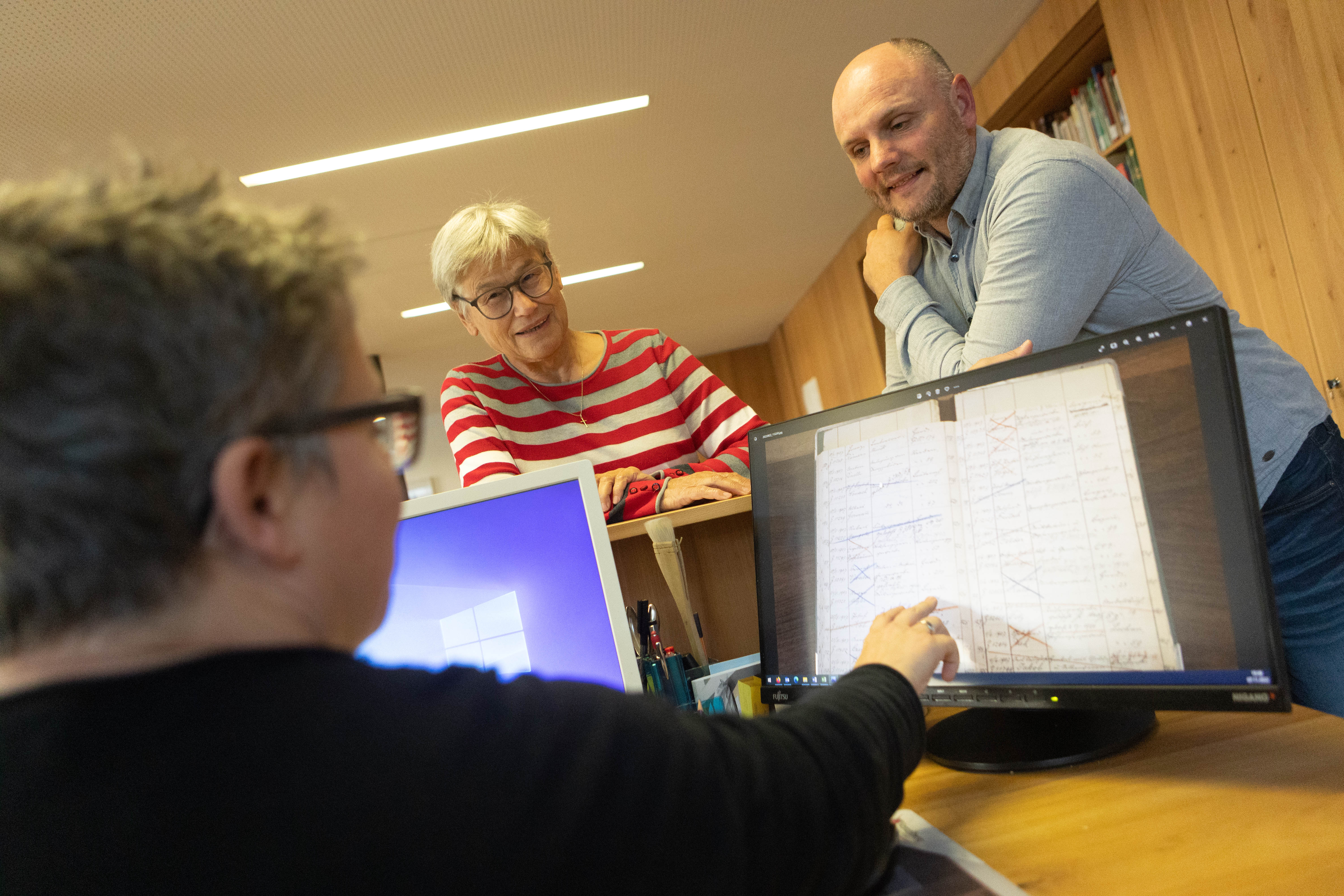 Die Seiten aus den Gewerberegistern im Archiv werden eingescannt und danach bearbeitet. <span class="copyright">Hartinger</span>