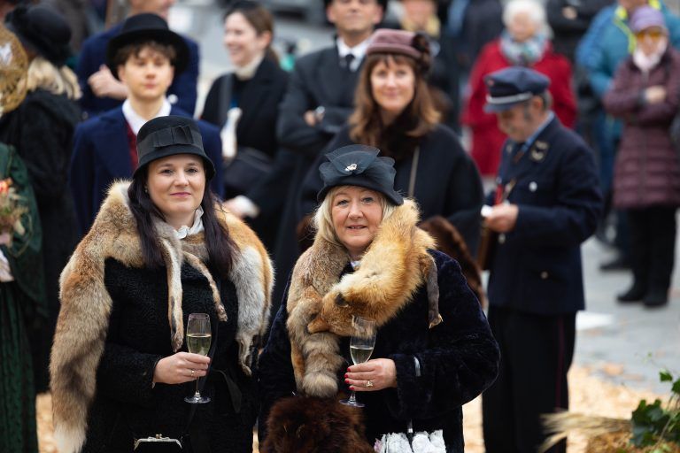 Die Besucherinnen und Besucher, die alte Kleidung trugen, bekamen Sekt, Kaffee und Riebl, bevor der Markt eröffnet wurde. <span class="copyright">Hartinger</span>