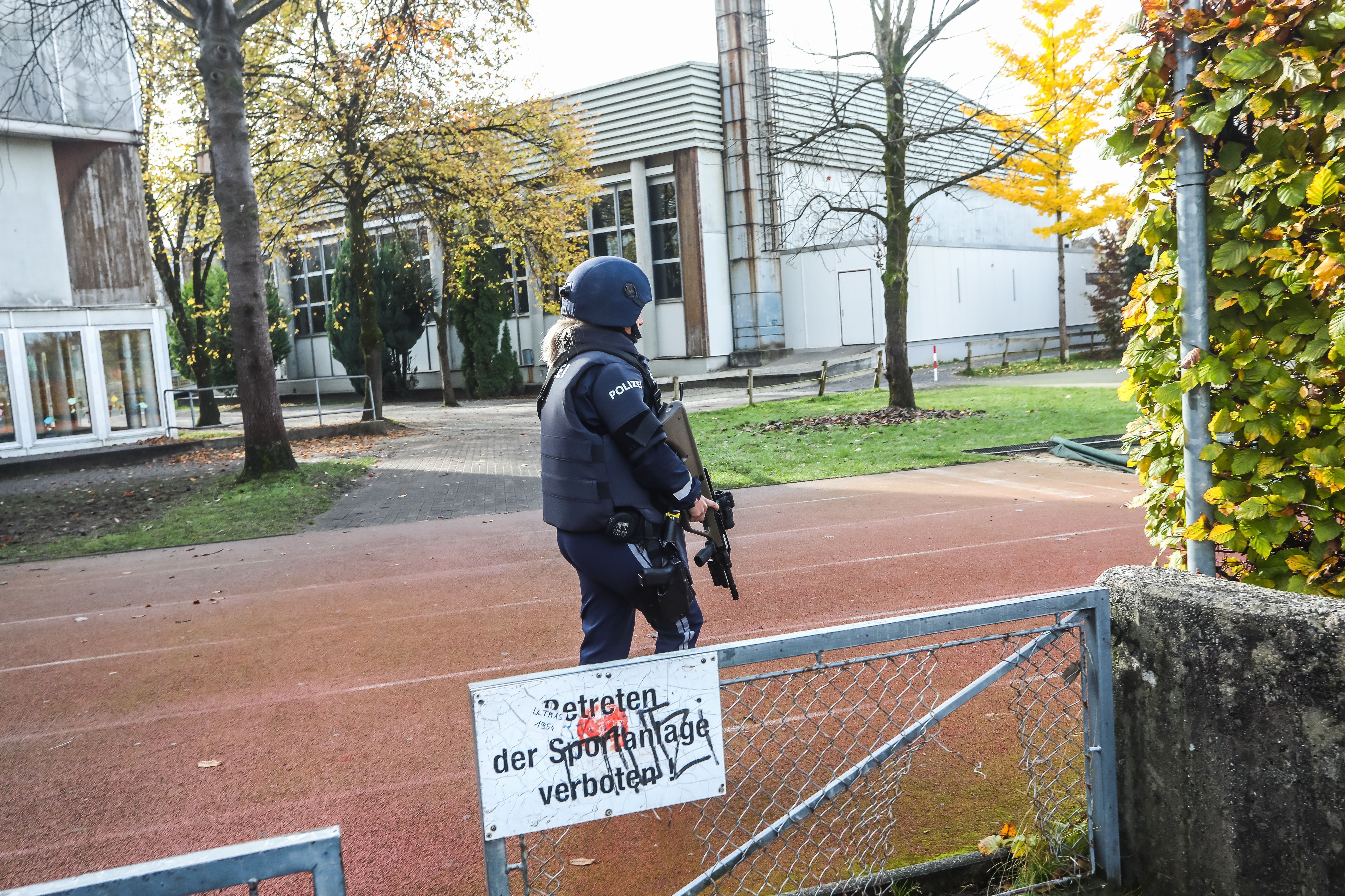 Polizei durchsuchte die Schule und patrouillierte in der Umgebung. <span class="copyright">Hartinger</span>