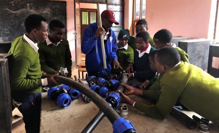 Ausbildung in Wassertechnik in einem Projekt der Eine-Welt-Gruppe Schlins/Röns in Tansania. <span class="copyright">Michael Luger/Eine-Welt-Gruppe</span>