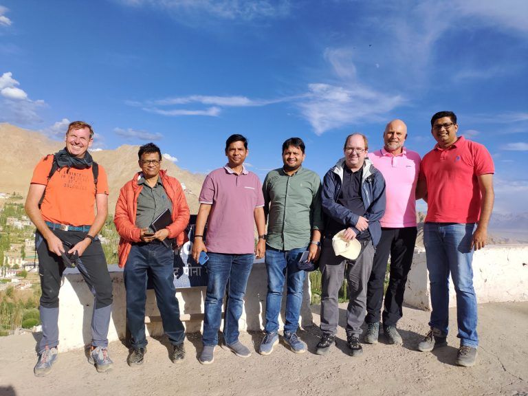 Bei der Erstbesichtigung eines Seilbahnprojekts in Indien. Von Salzmann Ingenieure sind Jörg Egger und Stephan Salzmann (Zweiter und Dritter von links) dabei. <br><span class="copyright">Bernard India</span>