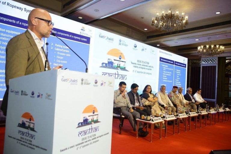 Geschäftsführer Stephan Salzmann bei einer Präsentation in Indien. <span class="copyright">Salzmann Ingenieure</span>