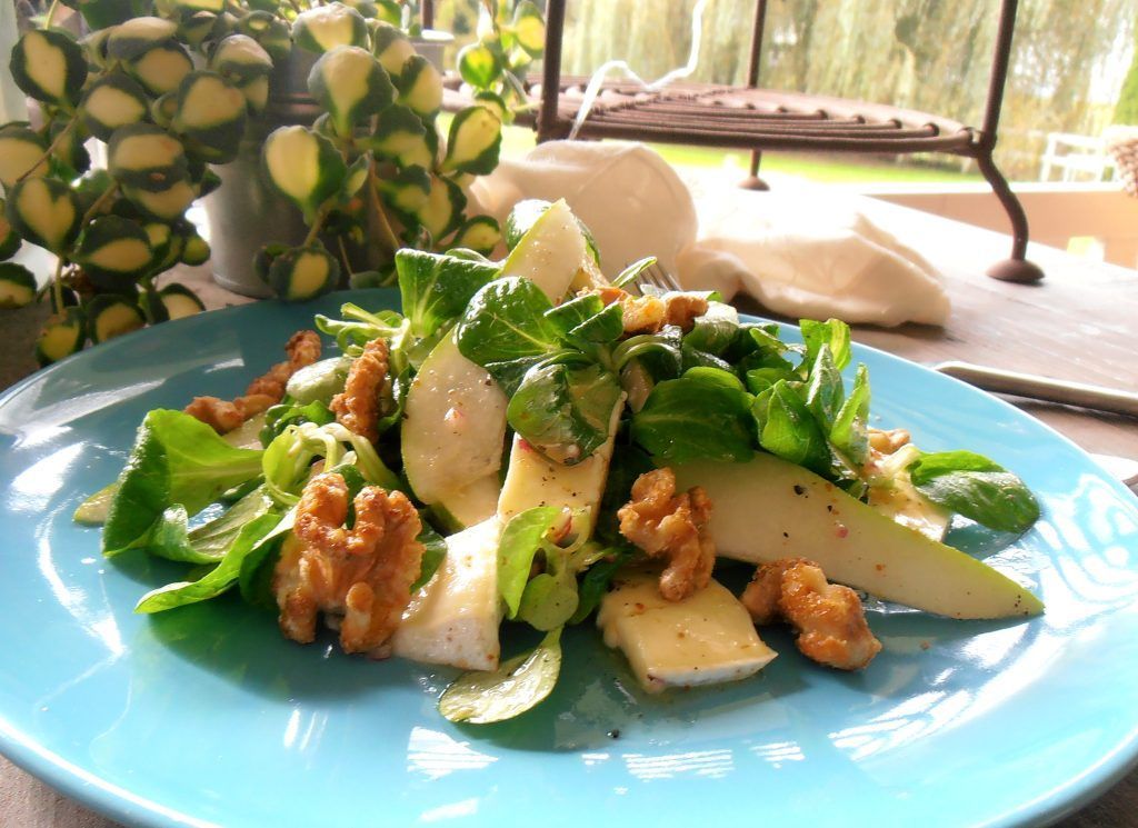 Vogerlsalat mit Birnen, Brie und Nüssen