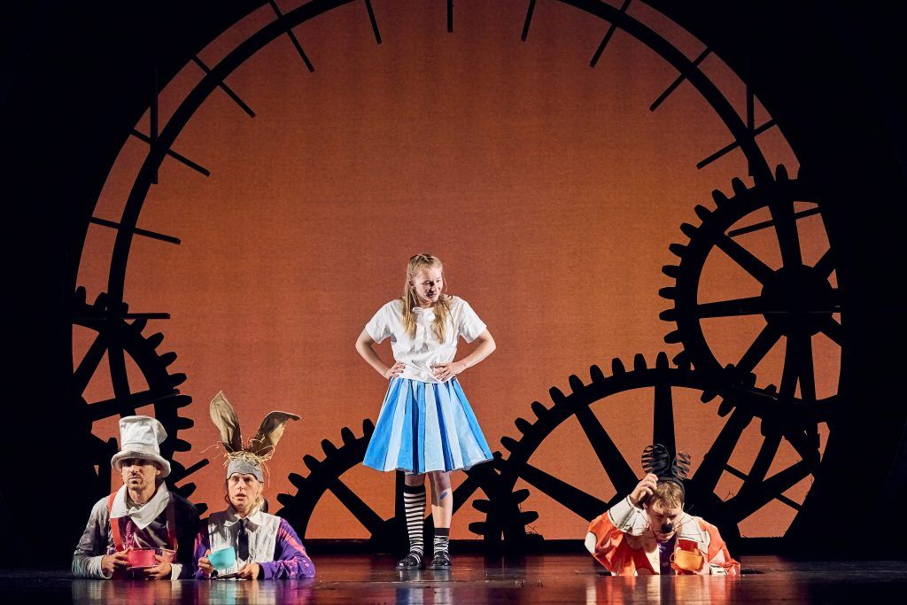 Alice auf der Reise<br>im Uhrwerk