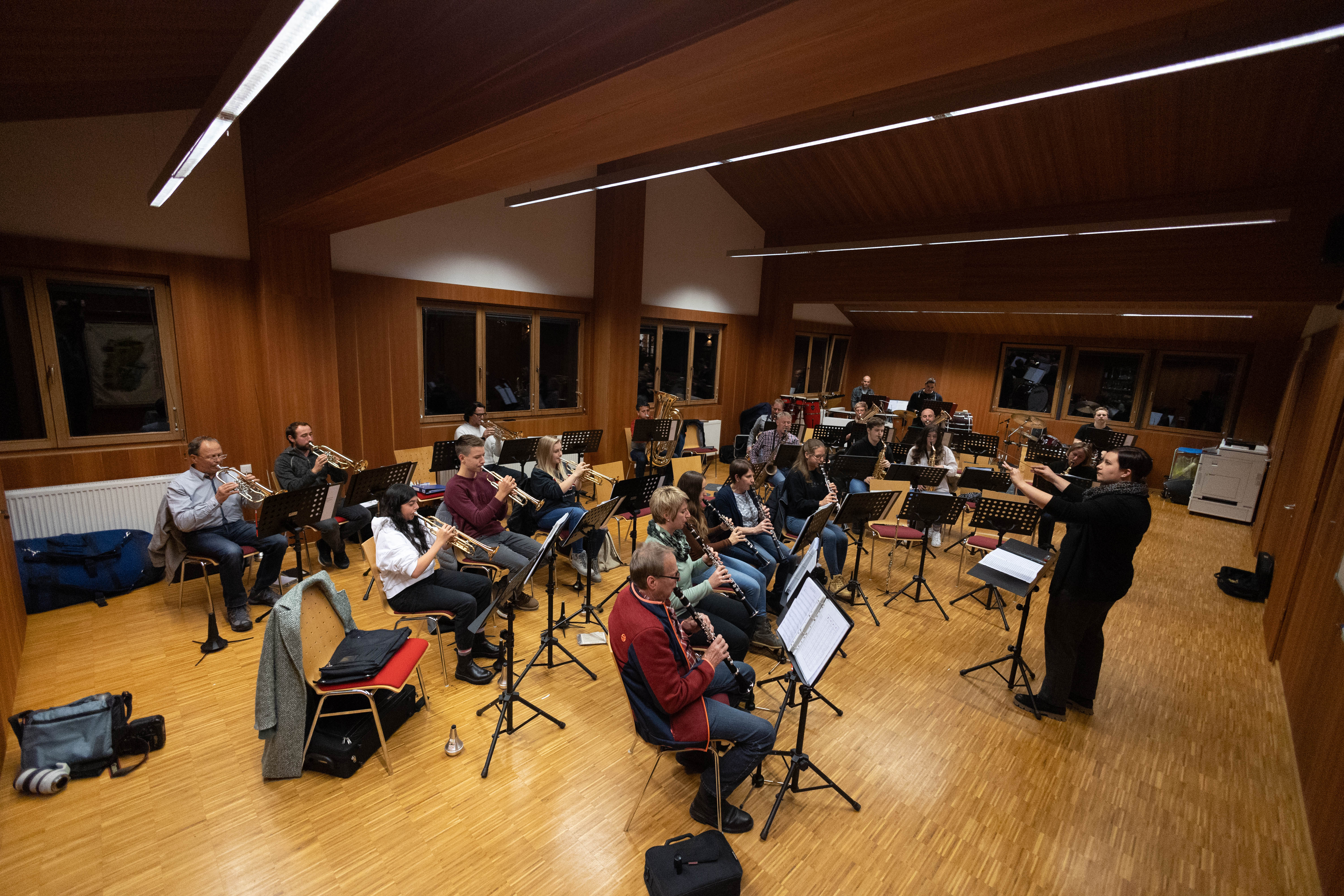Die Reihen des Musikvereins Schröcken sind bei dieser Probe recht schwach besetzt, weil einige Mitglieder krank sind. <span class="copyright">Hartinger</span>