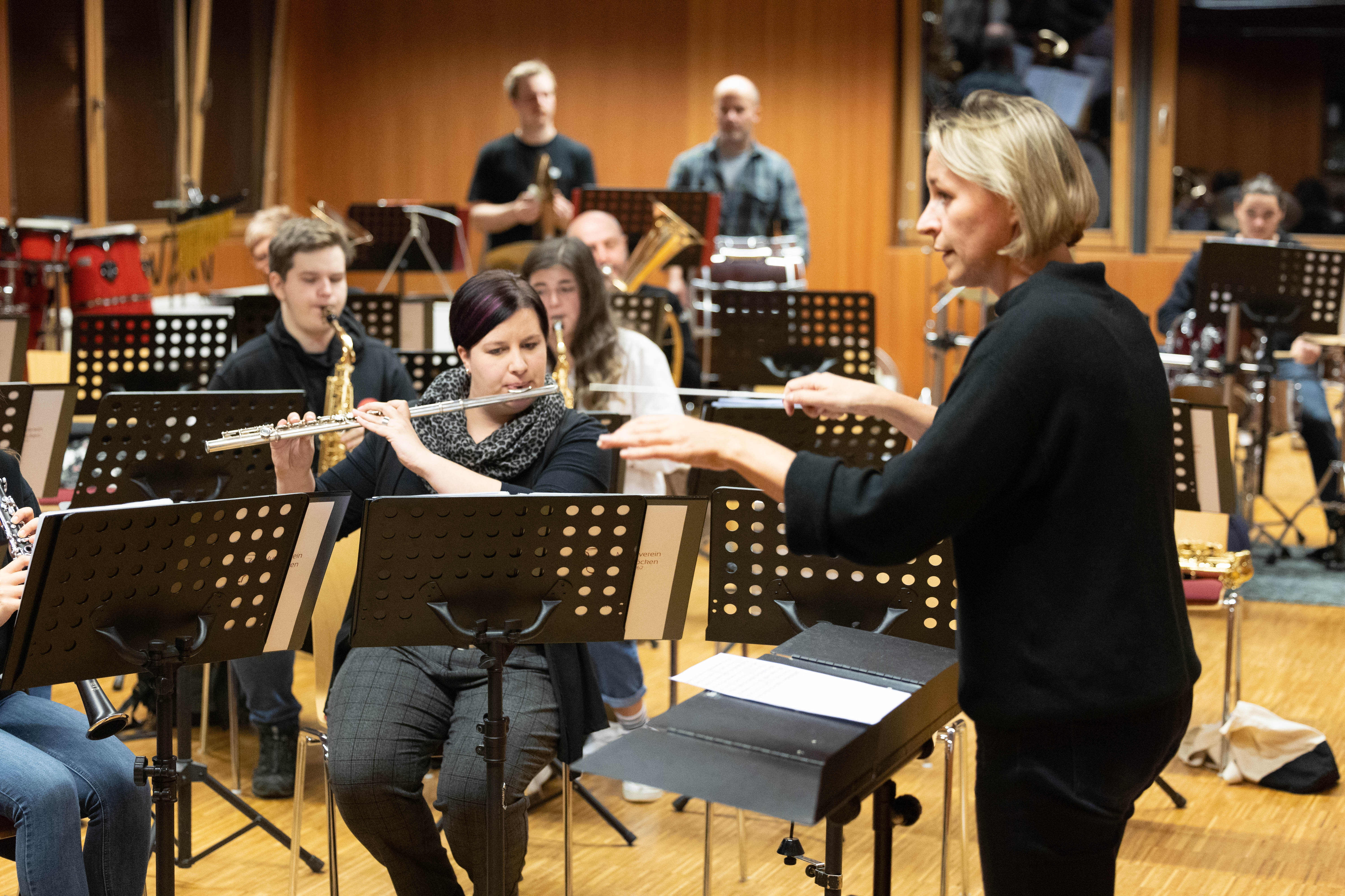 Angela Schwarzmann dirigiert, ihre Kapellmeisterin-Kollegin Natalie Feuerstein spielt derweil im Orchester ihre Querflöte. <span class="copyright">Hartinger </span>