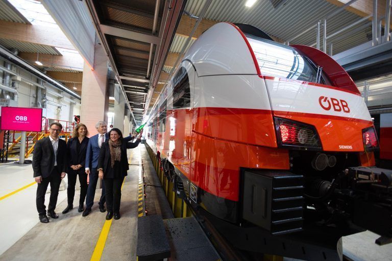 Zugtaufe mit Landesrat Daniel Zadra, Sabine Stock, Vorständin ÖBB-Personenverkehr AG, Arnulf Wolfram, CEO Siemens Mobility, und Sandra Gott-Karlbauer, Geschäftsführerin ÖBB Train Tech (v.l.).<span class="copyright"> (c) HARTINGER</span>