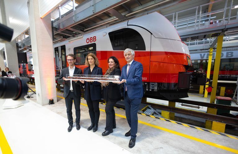 „Erste Züge der neuen Vorarlberger ÖBB-Nahverkehrsflotte“, mit Landesrat Daniel Zadra, Sabine Stock (Vorständin ÖBB-Personenverkehr AG), Sandra Gott-Karlbauer (Geschäftsführerin ÖBB Train Tech), Arnulf Wolfram (CEO Siemens Mobility Austria ÖBB Train Tech). <span class="copyright">(c) Hartinger</span><br>