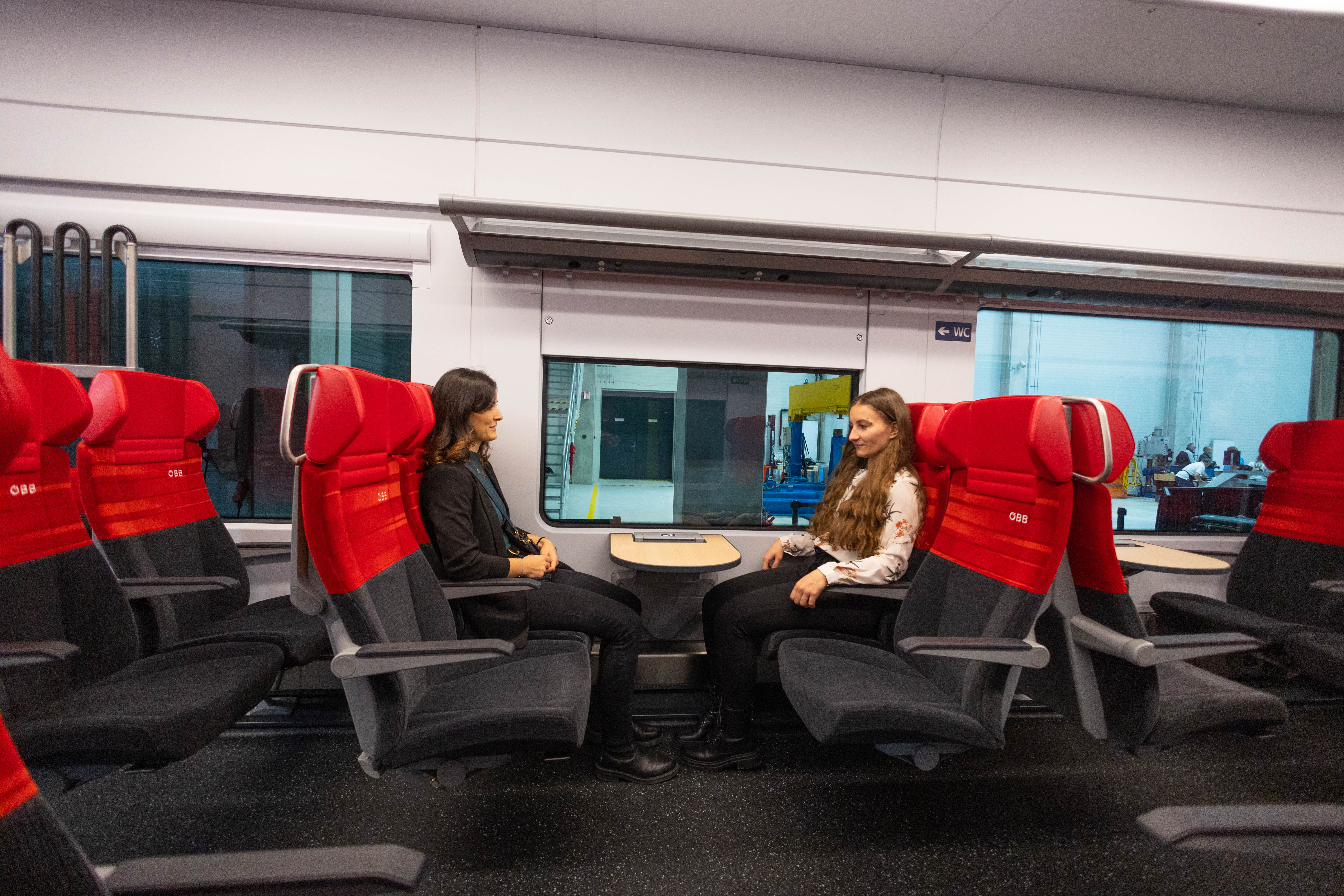 Die neuen Garnituren bieten Beinfreiheit, wie man es sonst aus Regionalzügen nicht kennt. <span class="copyright">(c) HARTINGER</span>