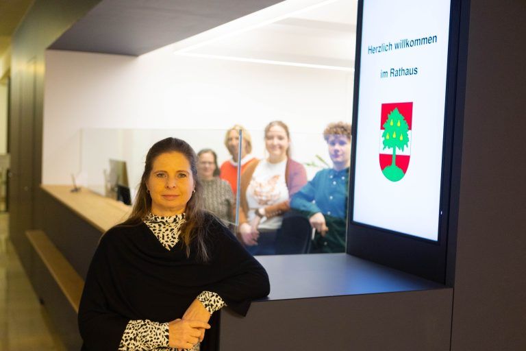 Eva Thurnher und ihr Team kümmern sich im Rathaus um Bürgeranliegen und vieles mehr. <span class="copyright">(c) Hartinger</span>