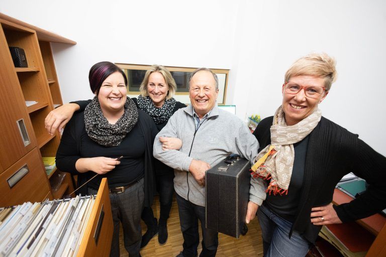 Die drei Kapellmeisterinnen mit dem ehemaligen musikalischen Leiter Heinz Feuerstein. <span class="copyright">Hartinger</span>
