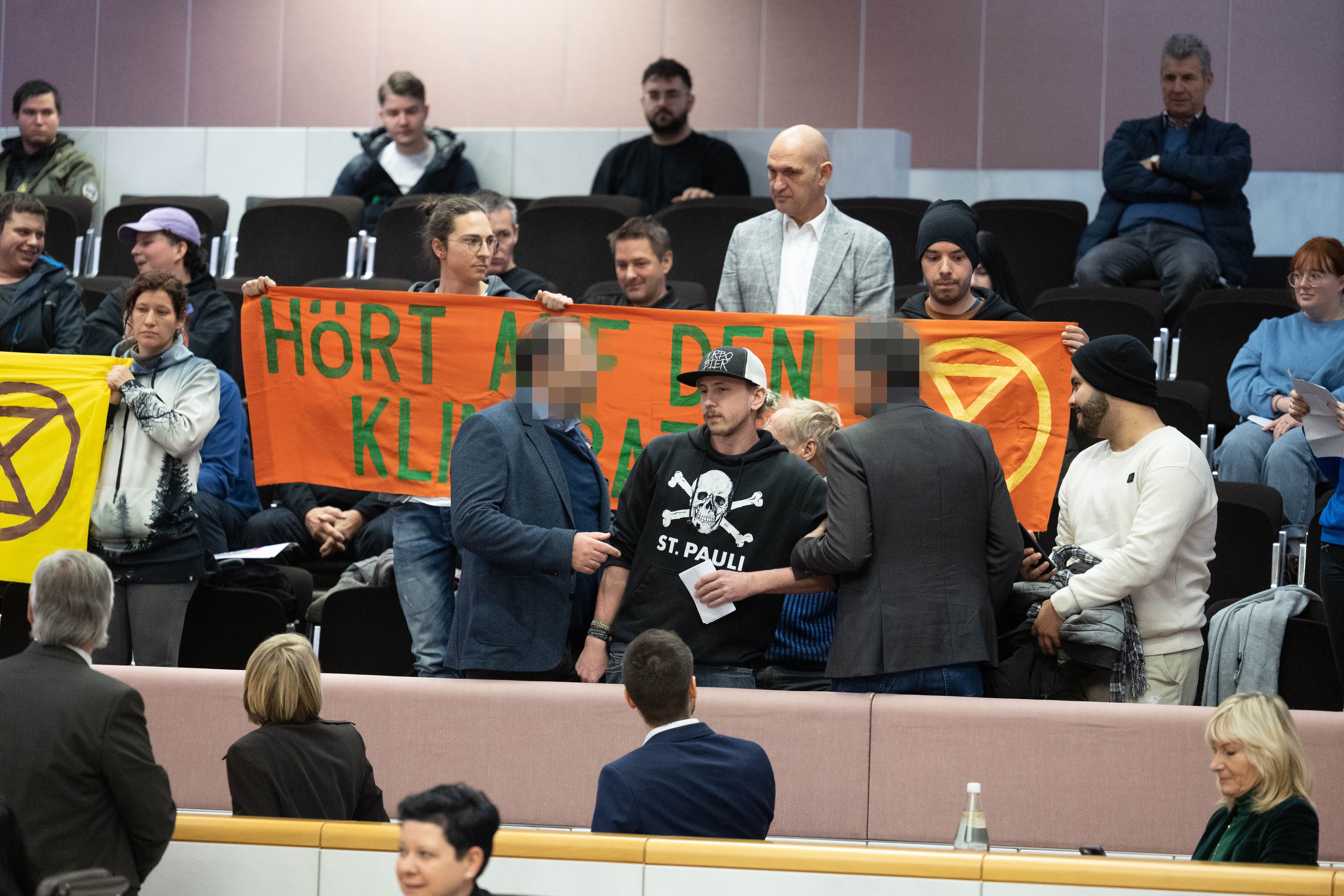 Sicherheitspersonal brachte die Protestierenden aus dem Saal. <span class="copyright">Hartinger</span>