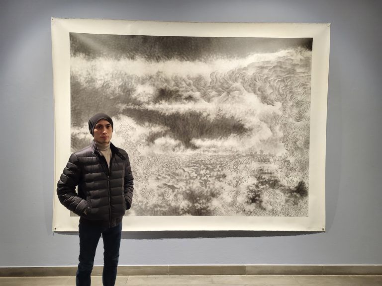 Masatsugu Okada mit einem Bild der Serie "Skyscapes" <span class="copyright">Sieglinde Wöhrer</span>