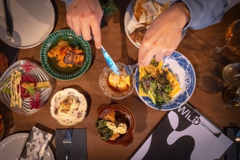 Die Tapas laden zum Probieren und Teilen ein. Die Tapas selbst wechseln alle drei bis sechs Wochen. Das Rote-Beete Tatar und die Bratkartoffeln sind meistens auf der Karte.<span class="copyright">Wildling foods</span>