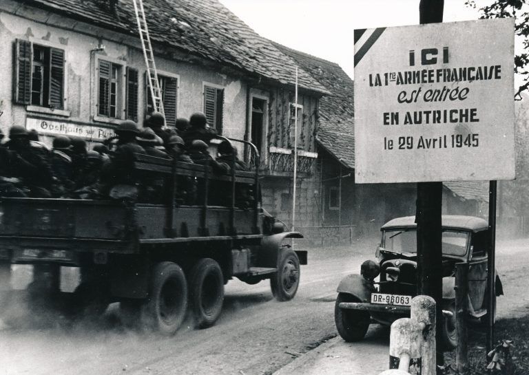 m April 1945 marschierten die Franzosen in Vorarlberg ein und brachten an der Grenze ein Schild zur Erinnerung an. An anderer Stelle wurde darauf hingewiesen, dass Österreich als befreundetes Land anzusehen sei.<span class="copyright">NEUE</span>