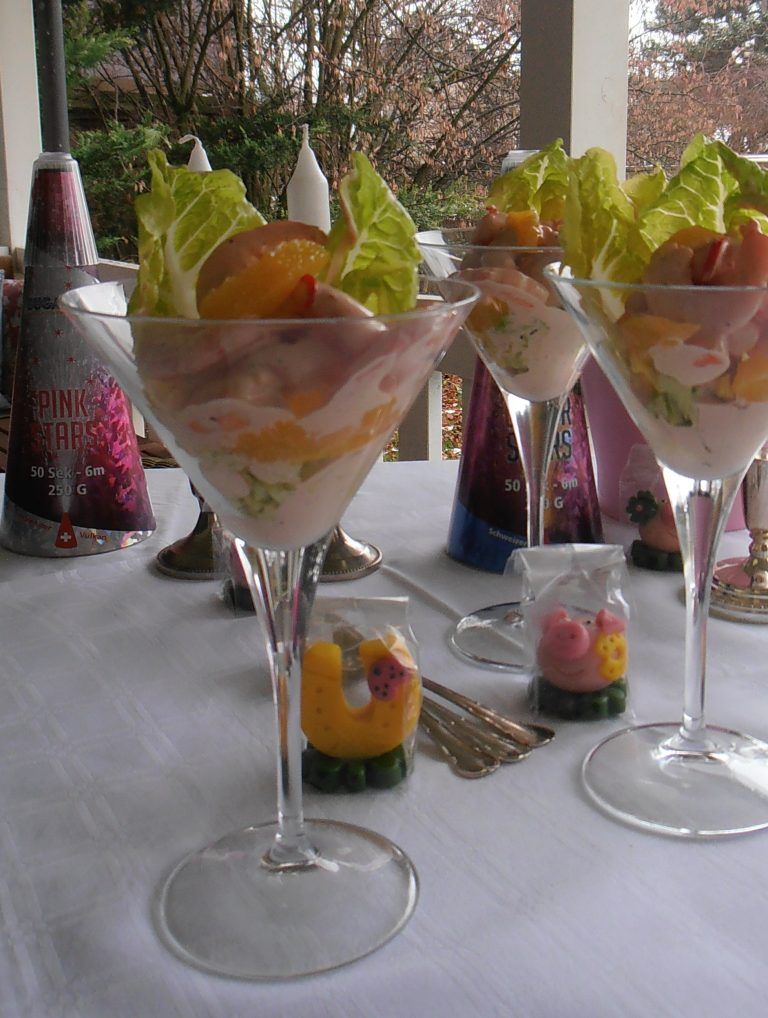 Garnelencocktail und Orangenfilets abwechselnd in die Gläser füllen. <span class="copyright">Hagen</span>