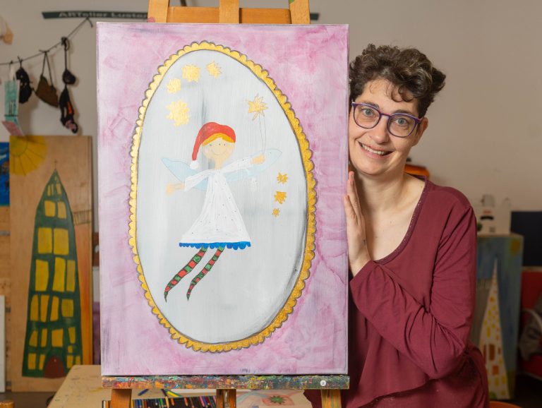 Irmgard Dornig mit dem Bild, das sie für die NEUE gemalt hat. <span class="copyright">Klaus Hartinger</span>