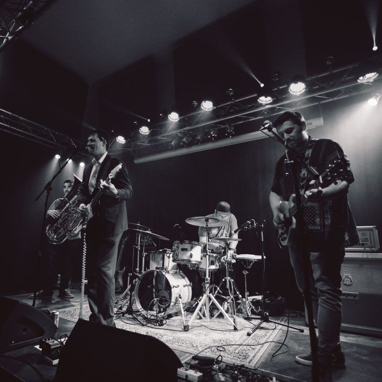 Die Tiroler Band Jesse spielt heute, Dienstag,  „eine futuristische Mischung aus Weltraumblues und Tiroler-Dialekt Pop“.    <span class="copyright">Paul Krismer</span>