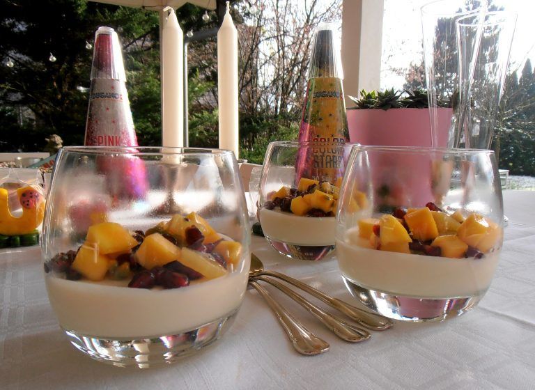 Vor dem Servieren die Früchte auf dem Panna Cotta häufen und genießen.<span class="copyright">Hagen</span>