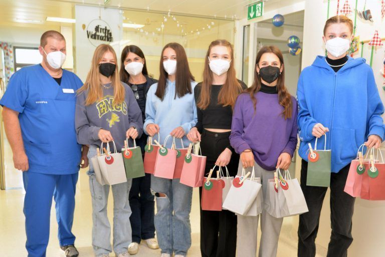 Gemeinsam mit ihrer Lehrerin brachten fünf Schülerinnen die Geschenke ins Stadtspital Dornbirn.<span class="copyright"> Stadt Dornbirn</span>