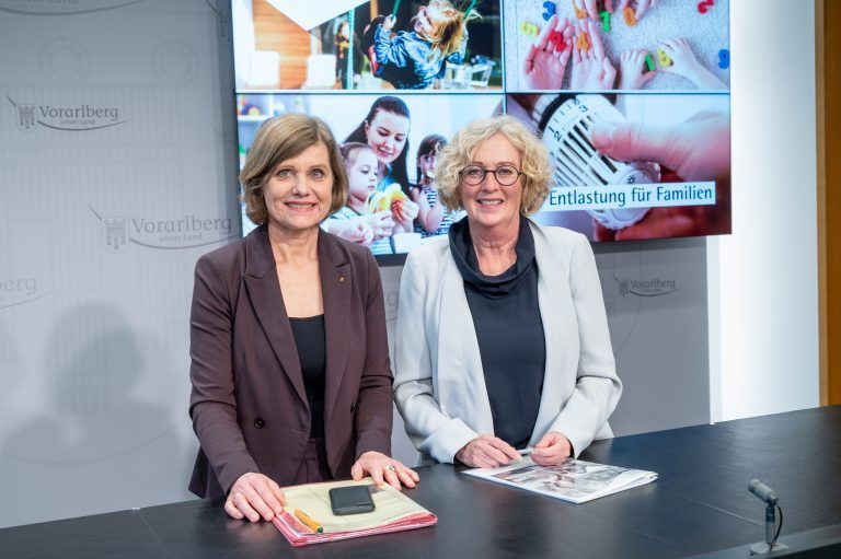 Landesstatthalterin Barabara Schöbi-Fink und Soziallandesrätin Katharina Wiesflecker präsentierten die Maßnahme, die ab 1. Jänner gilt. <span class="copyright">Land Vorarlberg/A. Serra</span>