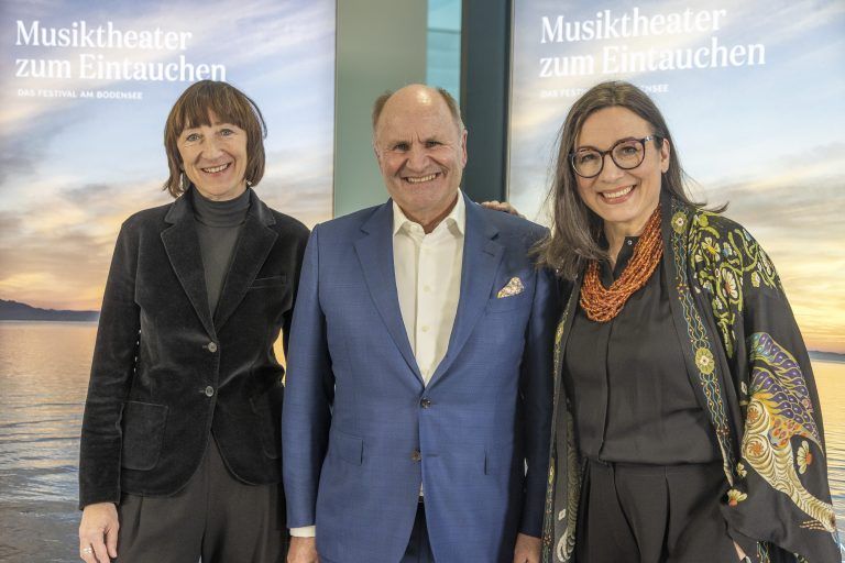 Die Intendantin Elisabeth Sobotka, Festspielpräsident Hans-Peter Metzler und die nachfolgende Festspielintendantin Lilli Paasikivi. <span class="copyright">roland paulitsch</span>