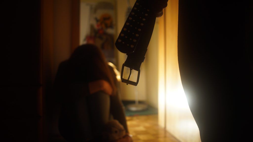 Minderjährige Schwester geschlagen und bedroht