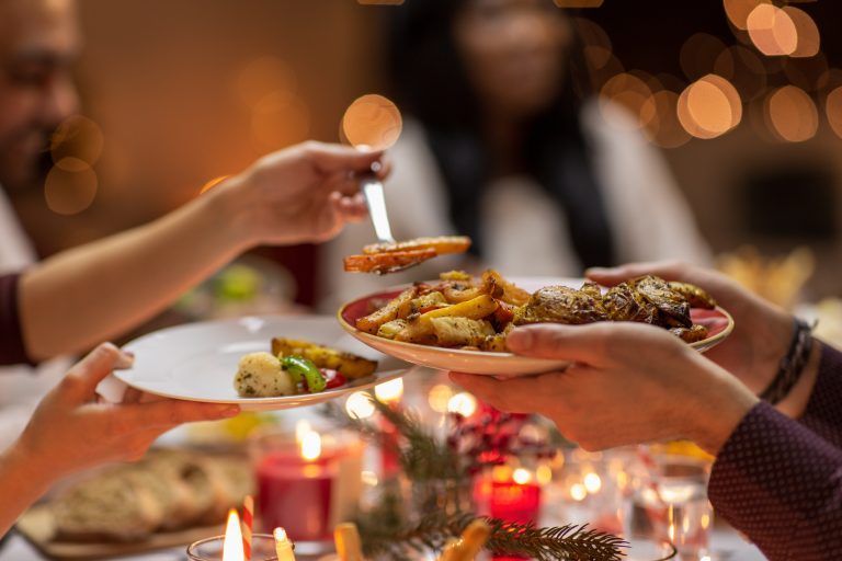 Essen bringt Leute zusammen<span class="copyright">Shutterstock</span>