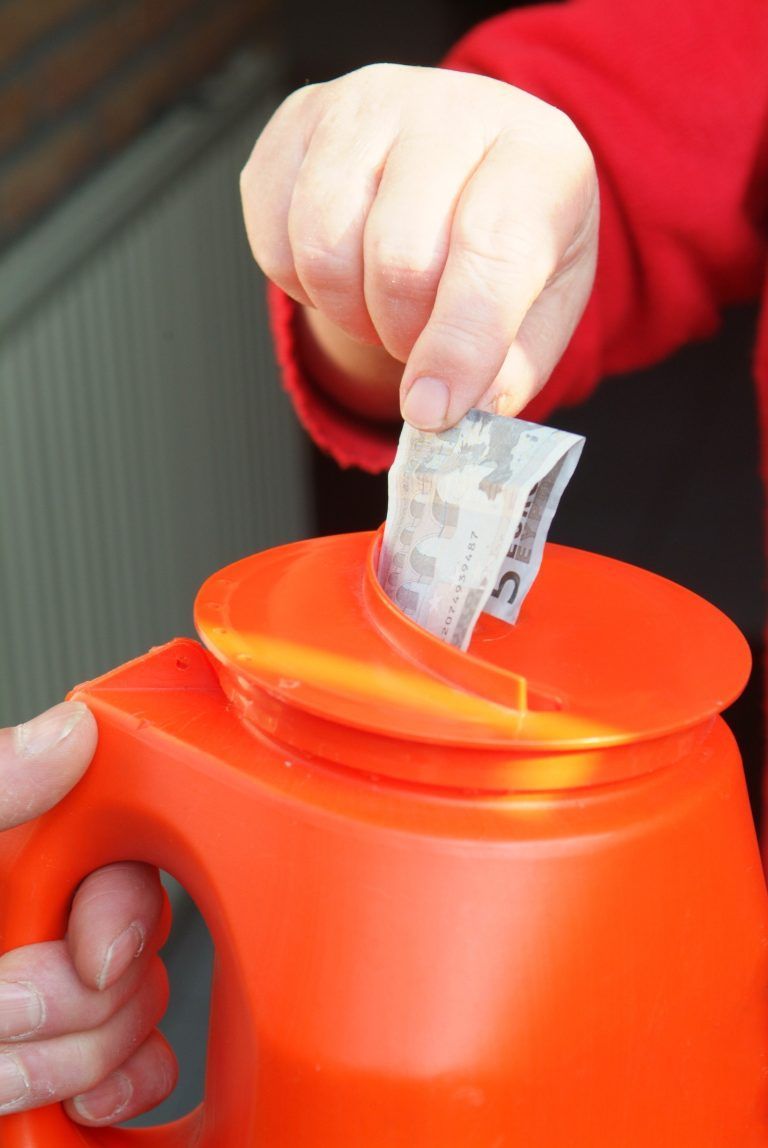 Es sollte der Ausweis verlangt werden, bevor Geld in der Dose landet. <span class="copyright">Shutterstock</span>
