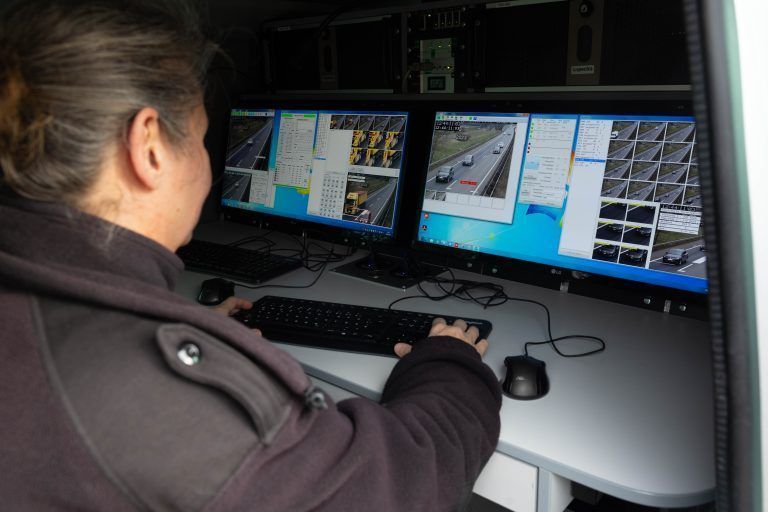 Verstöße werden autoamtisch erfasst und von einem Beamten bearbeitet. Aufgrund der qualitativ hochwertigen Fotos können weitere Verstöße festgestellt werden, etwa gegen die Gurtenpflicht. <span class="copyright">Hartinger</span>