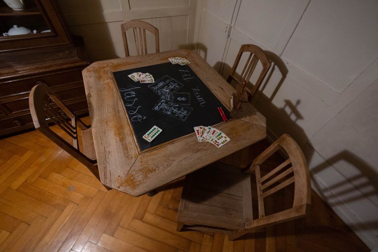 Ein alter Tisch, auf dessen Tafel früher die Ergebnisse des Jassens notiert wurden. <span class="copyright">Hartinger</span>