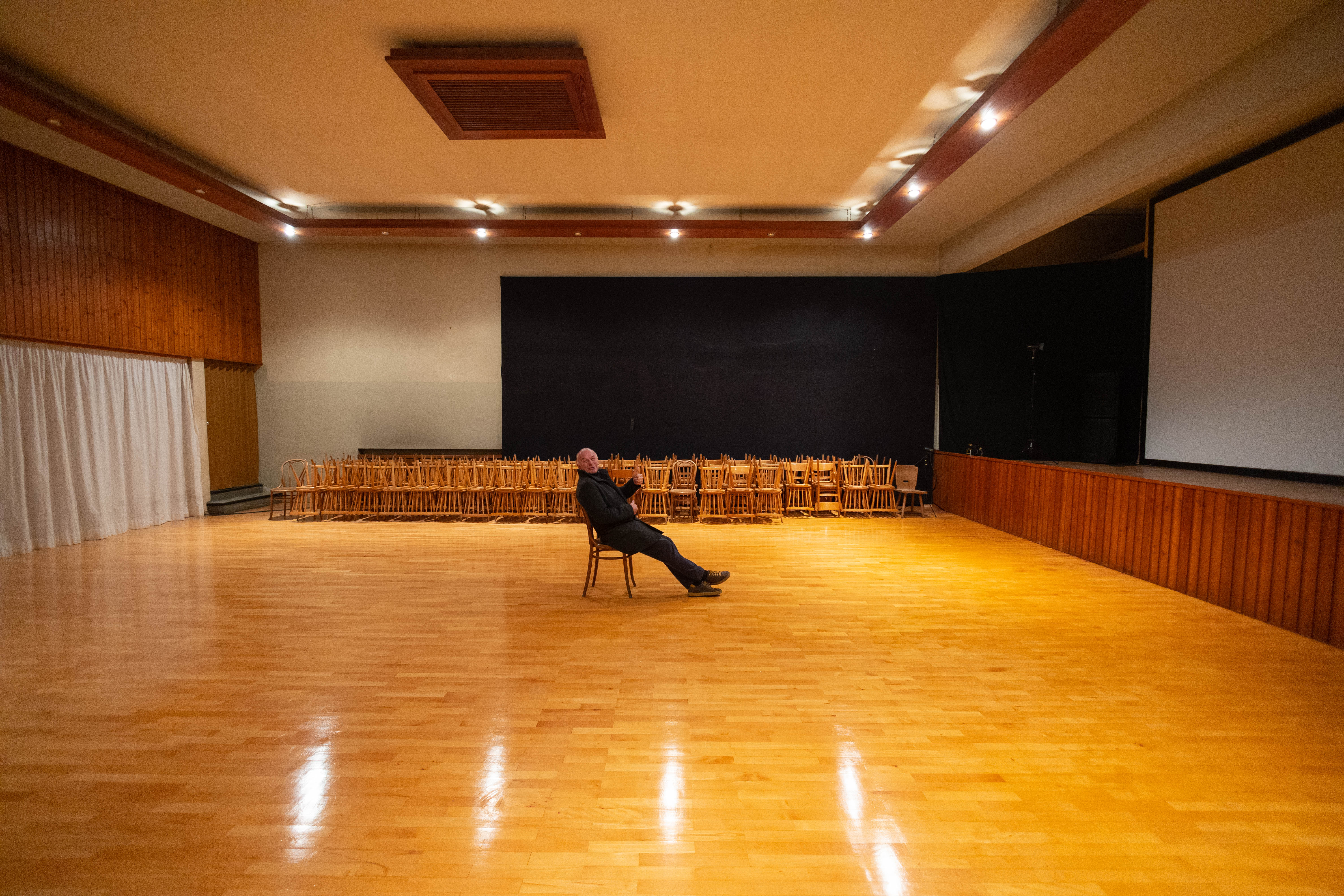 So groß ist der Saal in der Taube. Muiker Ulli Troy macht sich ein Bild davon, weil er hier mit „Hanskaspas Enkeln“ auftreten will.<span class="copyright"> Hartinger</span>