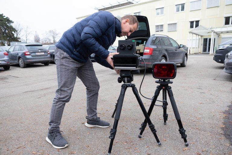 Die neuen Laserscanner spielen alle Stückchen: Die Geräte messen in beide Richtungen und können mehrere Fahrspuren gleichzeitig überwachen. Folge: Es werden mehr Schnellfahrer erwischt, die Anzeigenzahlen steigen massiv an. <span class="copyright">Hartinger</span>
