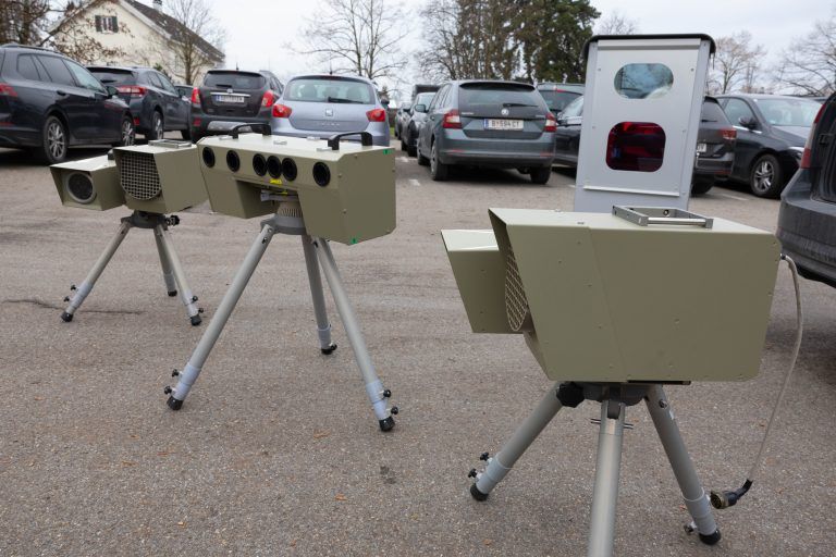 Das System besteht aus einem Lichtschrankenmessgerät (Mitte) sowie je zwei Kameras und Blitzen. Die Geräte kommunizieren über Wlan. <span class="copyright">Hartinger</span>