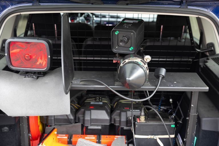 Ein Zivilstreifenauto mit eingebautem Radar. Vier derartige Fahrzeuge sind in Vorarlberg im Einsatz. Zwei davon verfügen über einen sogenannten Moving Radar, mit dem Messungen während des Fahrens durchgeführt werden können. <span class="copyright">Hartinger</span>