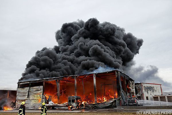 Feuerwehr-Großeinsatz bei Lagerhallen-Brand in NÖ