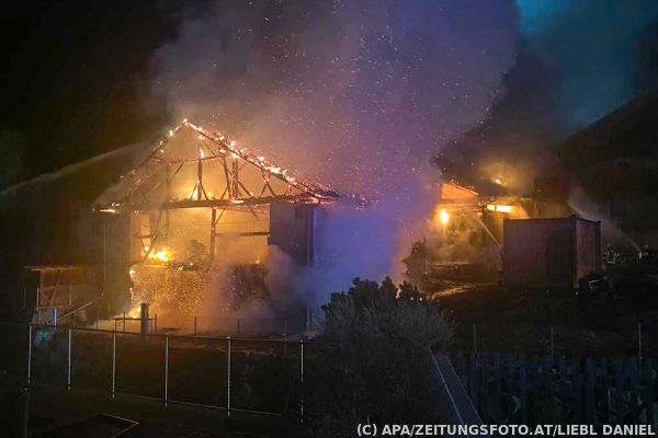 Großbrand in Tirol &#8211; Drei Gebäude betroffen