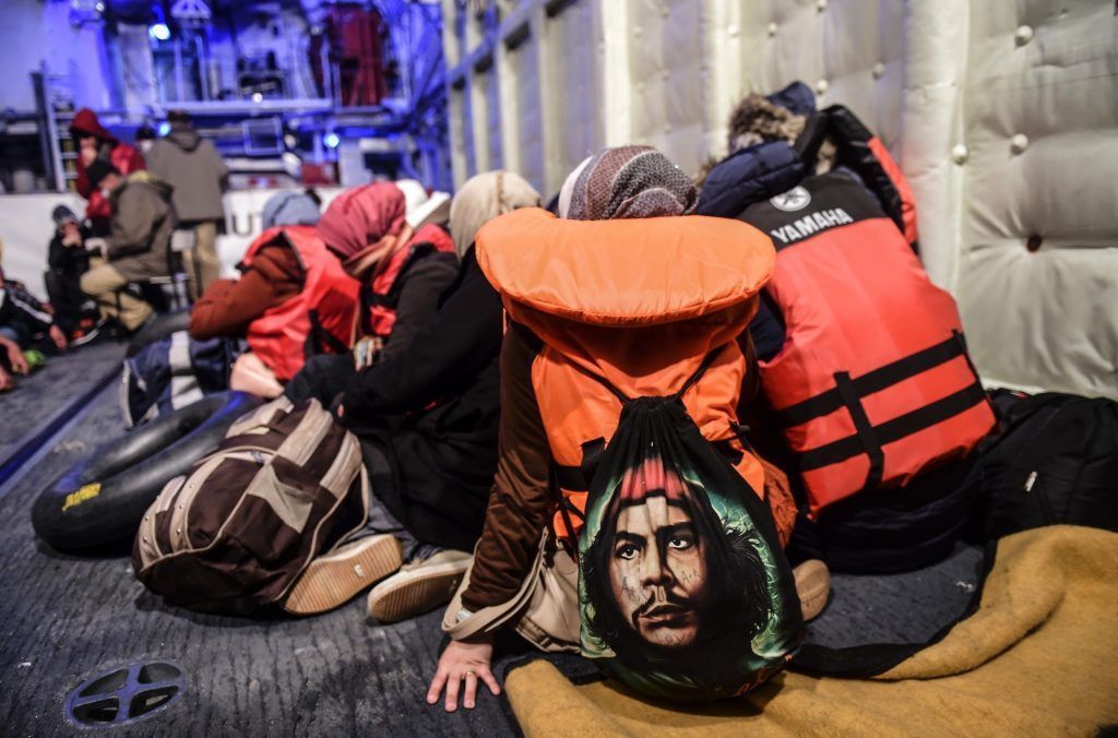 Asylsuchende auf Fähren offenbar eingesperrt und angekettet