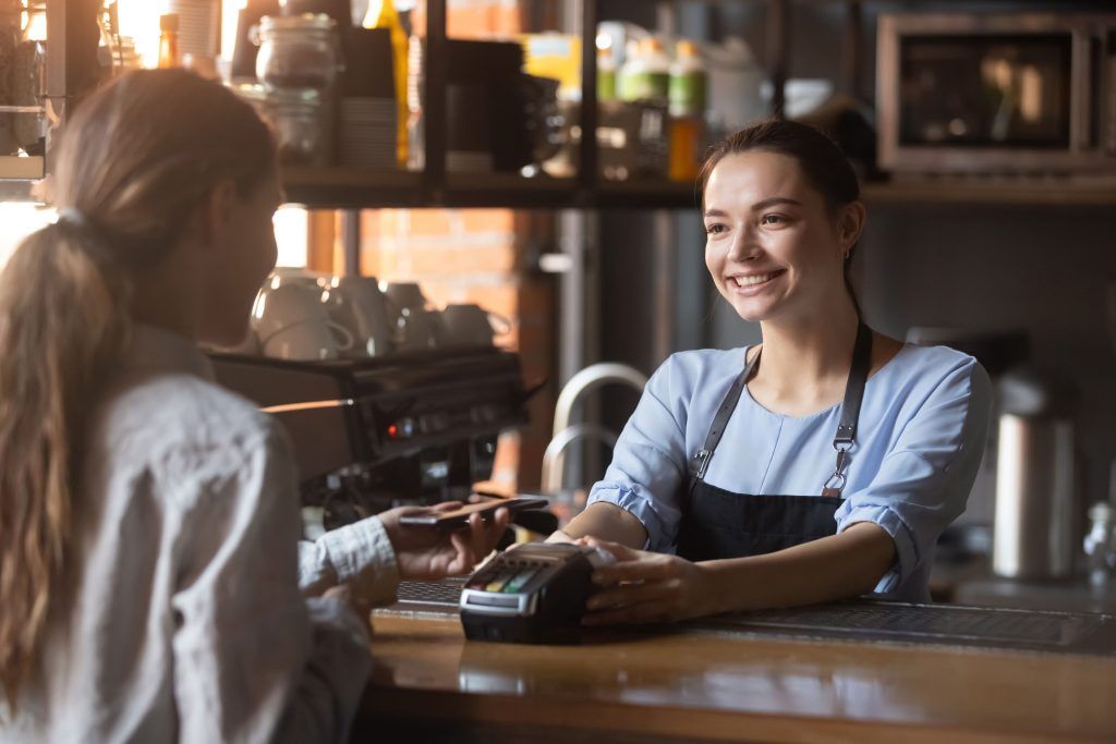 Jede dritte Person hat die Bankomatkarte auf dem Smartphone