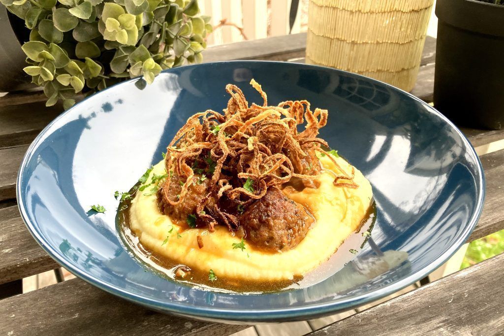 Hackbällchen mit knusprigen Zwiebeln