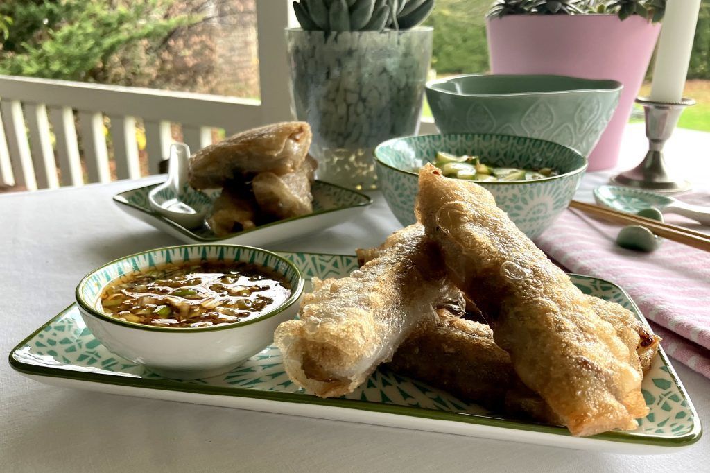 Knusprige Reispapierröllchen mit Dip