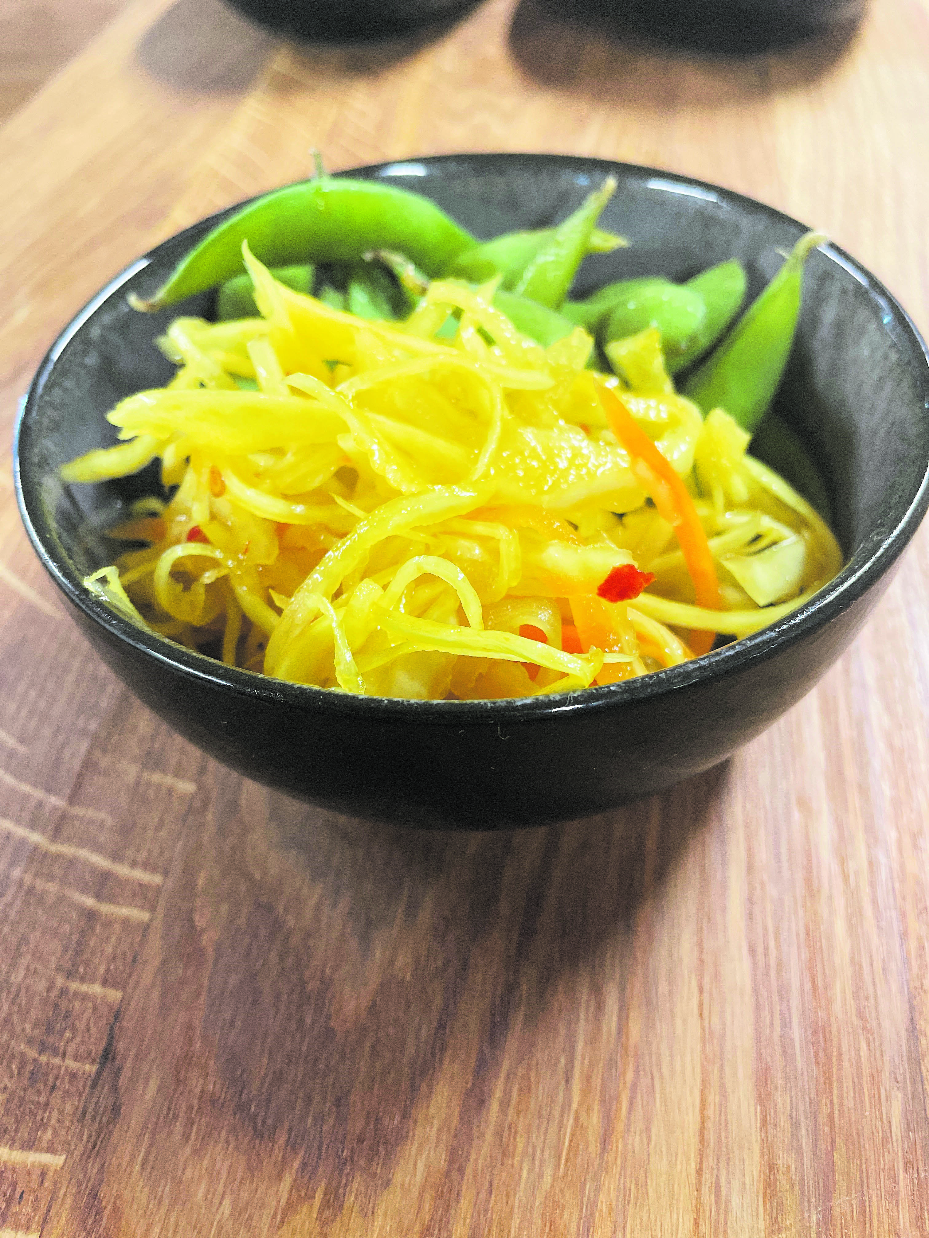 Neben Sushi gibt es auch verschiedene Salatkreationen. <span class="copyright">Emilia Kennerknecht</span>