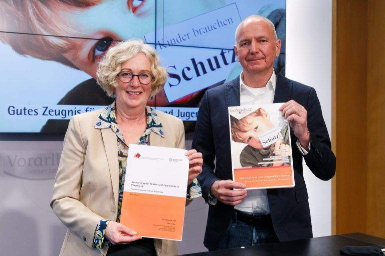 Katharina Wiesflecker und Studienautor Olaf Kapella mit dem Bericht. <span class="copyright">Bernd Hofmeister</span>